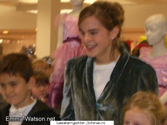 Conferinte de presa - emma dand autografe - HARRY POTTER